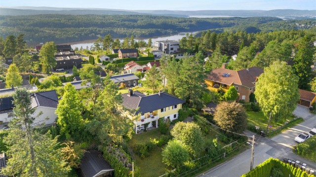 Huset ligger usjenert til med lite innsyn på toppen av Myrvoll med fantastisk utsikt! Foto: Ohshots