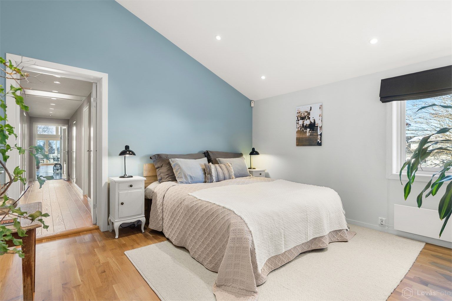 Hovedsoverommet er en romslig privat suite, komplett med eget bad og et stort walk-in-closet som gir rikelig med oppbevaringsplass. 