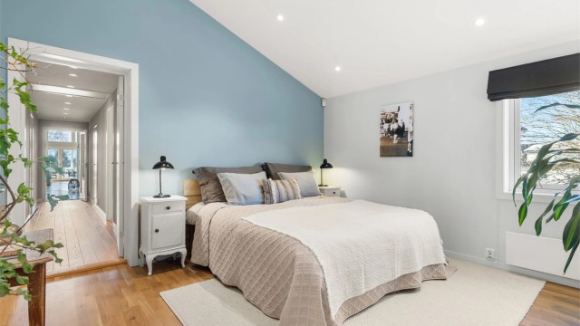 Hovedsoverommet er en romslig privat suite, komplett med eget bad og et stort walk-in-closet som gir rikelig med oppbevaringsplass.
