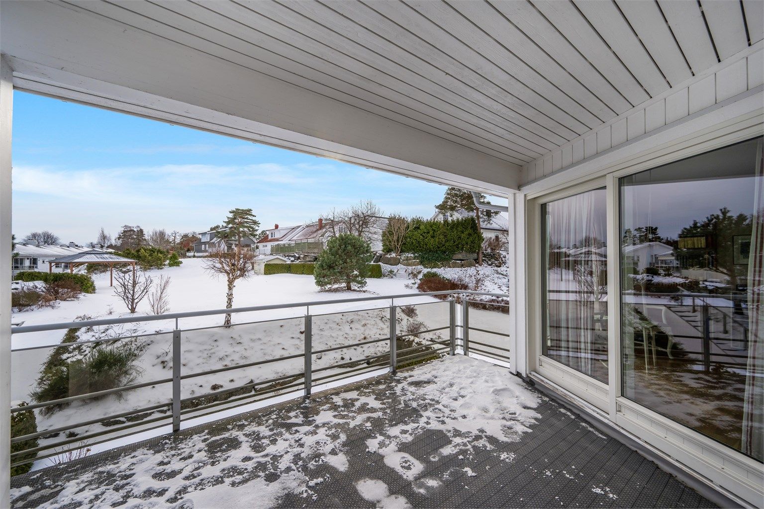 Lettstelt, delikat og tilbaketrukket selveierleilighet i 2.etg. i Medusa Park. 2 soverom, garasjeplass og flott terrasse. 