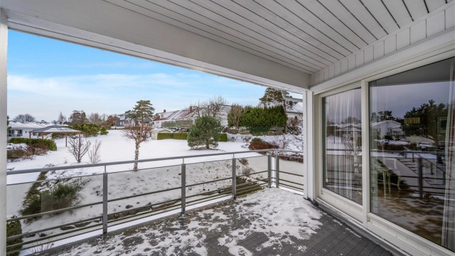 Lettstelt, delikat og tilbaketrukket selveierleilighet i 2.etg. i Medusa Park. 2 soverom, garasjeplass og flott terrasse.