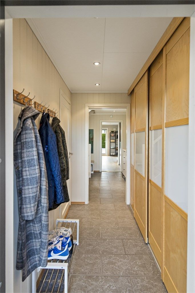 Gang med skyvedørsgarderobe.