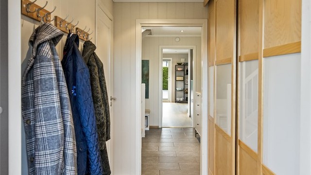 Gang med skyvedørsgarderobe.