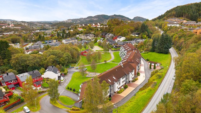 En kort kjøretur unna finner man Thon Senter Åsane, Horisont, Gullgruven, IKEA m.m.