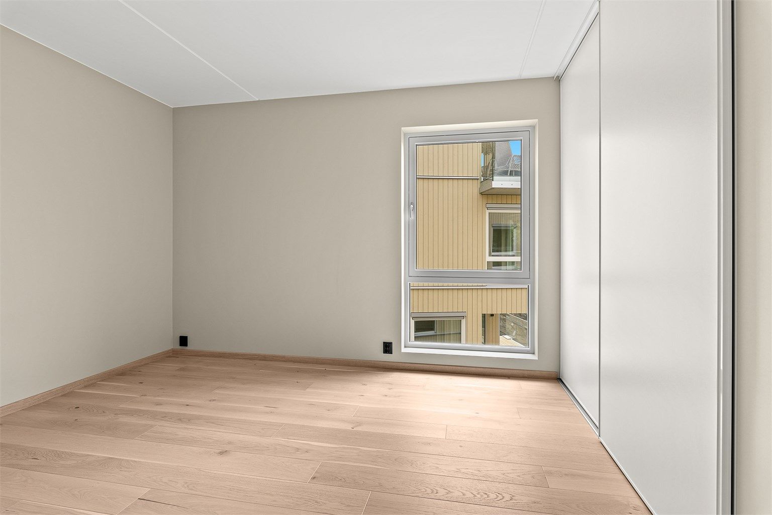 Hovedsoverom med stor skyvedørsgarderobe