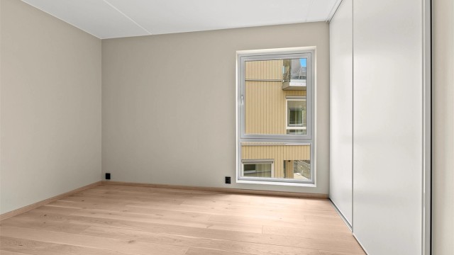 Hovedsoverom med stor skyvedørsgarderobe