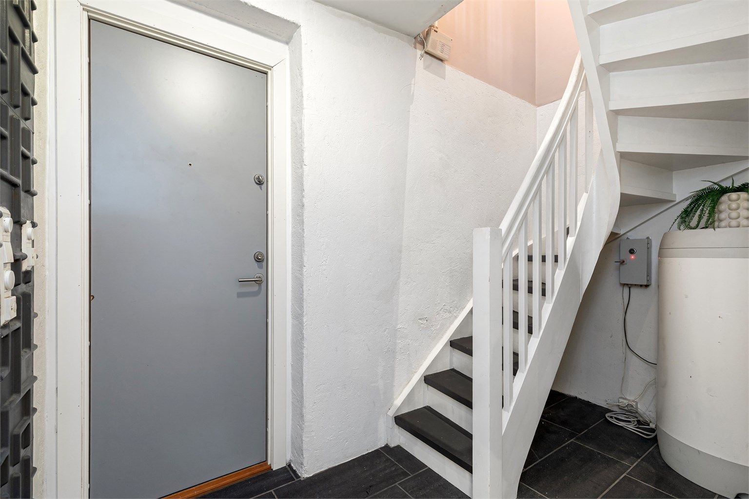 Trapperom i kjelleren. Bak den grå døren kommer du ut til fellesområde og videre tilgang til bakgården