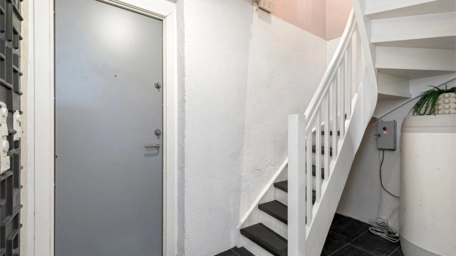 Trapperom i kjelleren. Bak den grå døren kommer du ut til fellesområde og videre tilgang til bakgården