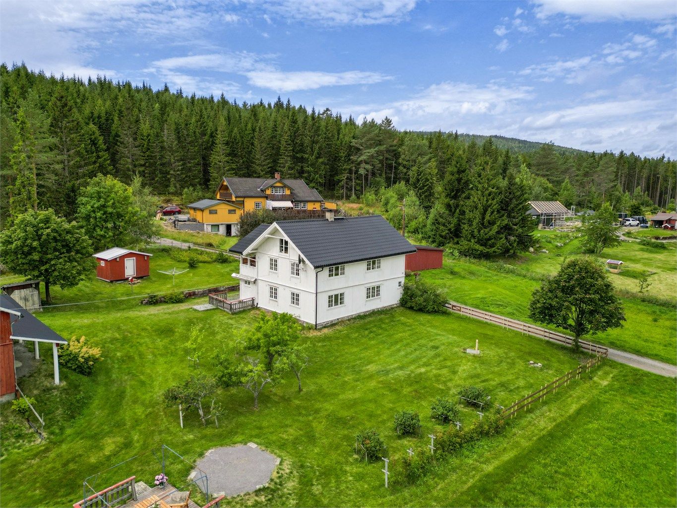 Enebolig beliggende i rolige, landlige og idylliske omgivelser.