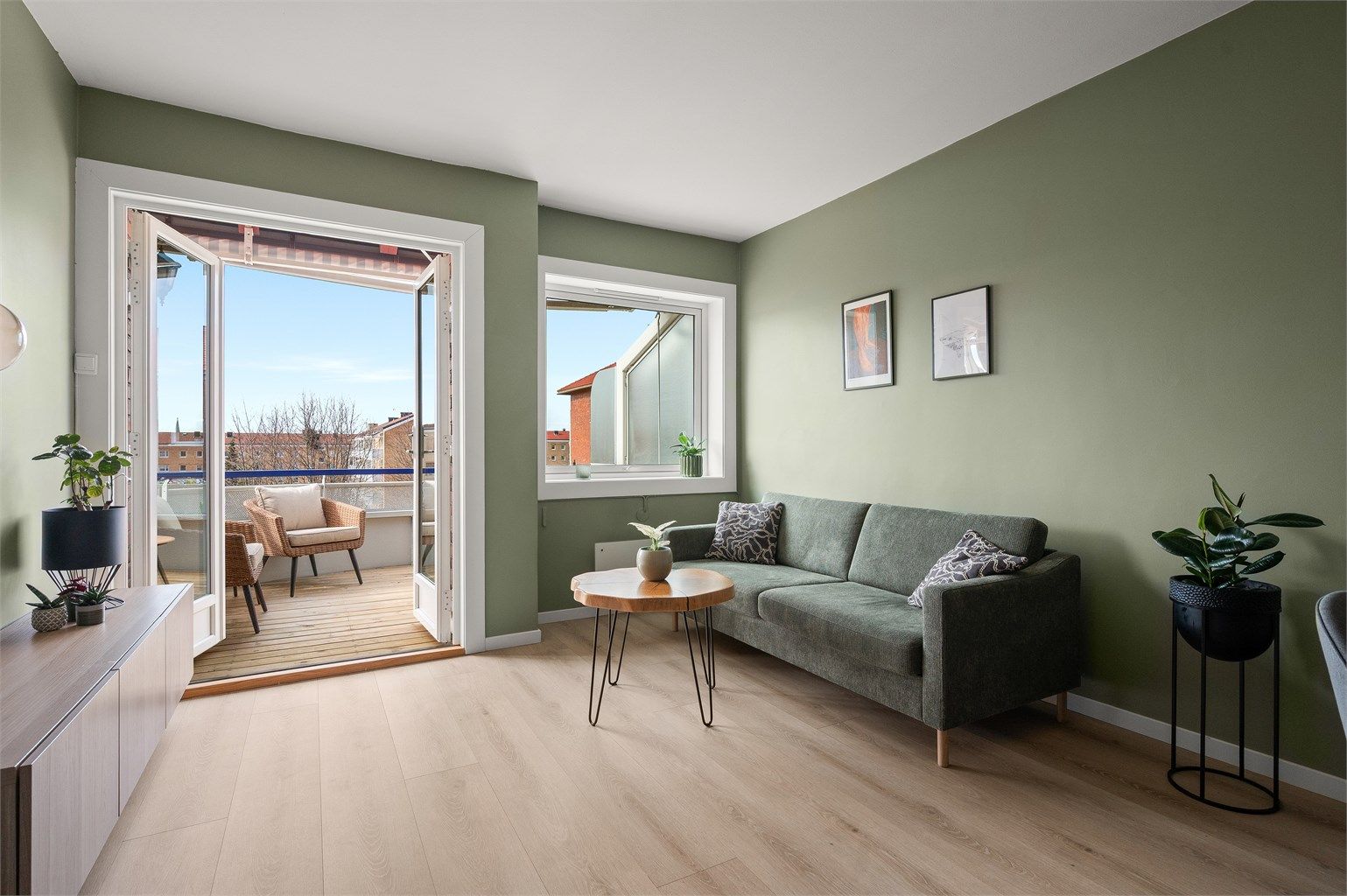 Tom Martinsen v/Krogsveen har gleden av å presentere en lys og gjennomgående 3-roms toppleilighet med solrik balkong og flott utsikt. 