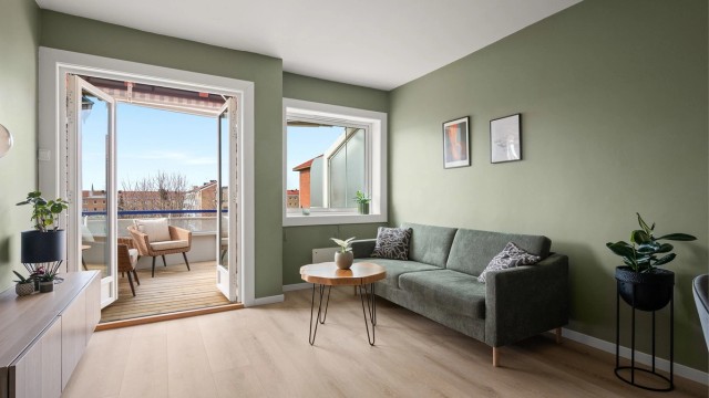 Tom Martinsen v/Krogsveen har gleden av å presentere en lys og gjennomgående 3-roms toppleilighet med solrik balkong og flott utsikt.