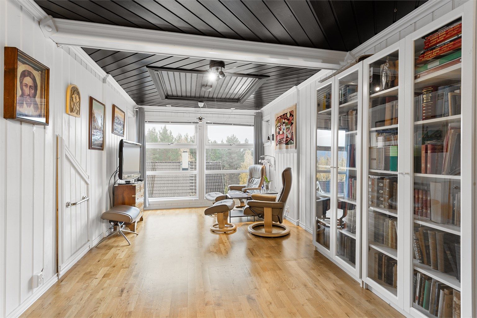 Loftstue med plass til sofa og TV-benk. Luke i vegg til lagringsplass i knevegg.