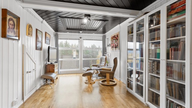 Loftstue med plass til sofa og TV-benk. Luke i vegg til lagringsplass i knevegg.