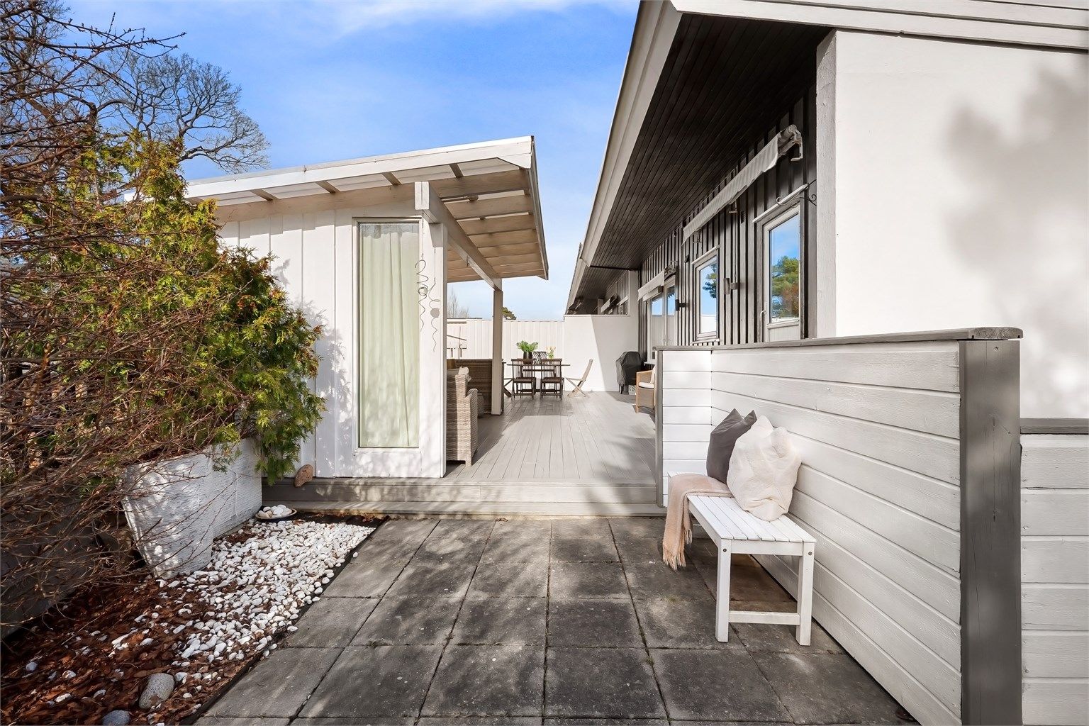 Terrasse/platting har utgang fra stuen og kjøkkenet