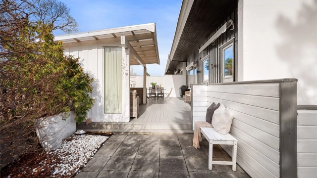 Terrasse/platting har utgang fra stuen og kjøkkenet