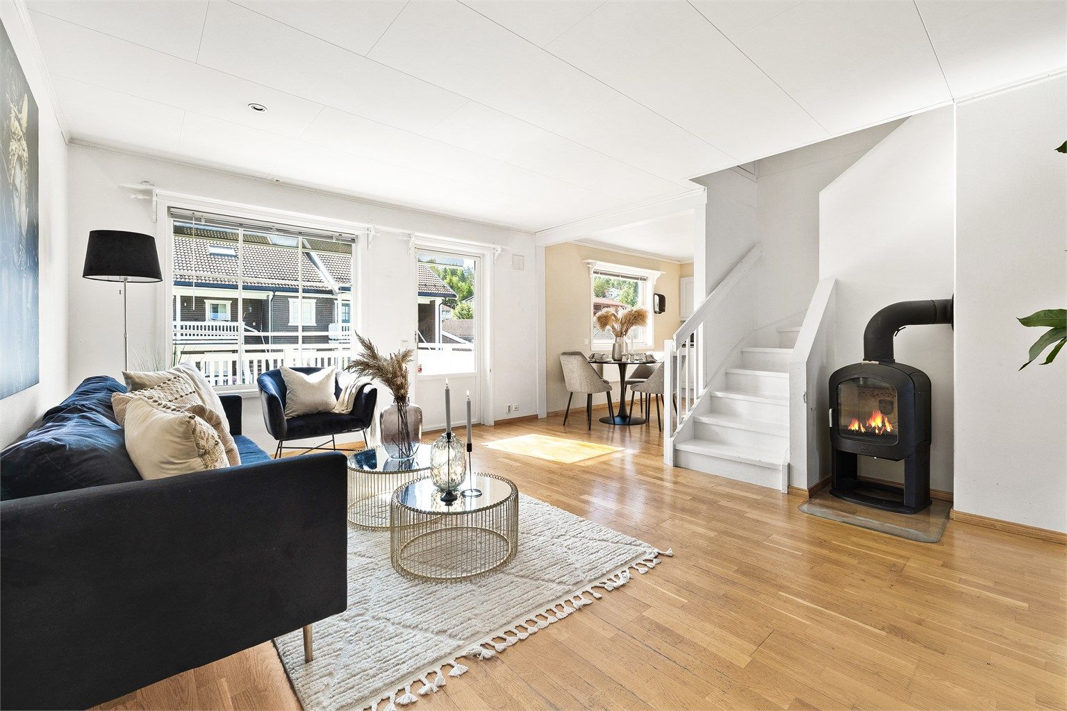 Lys og luftig stue i åpen planløsning med kjøkken