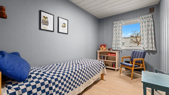 Soverom 2 i 1 etg. med duse fargevalg, rommet vil kunne være en hyggelig barnerom. Moderne panelovn i med glassfront montert i rommet.