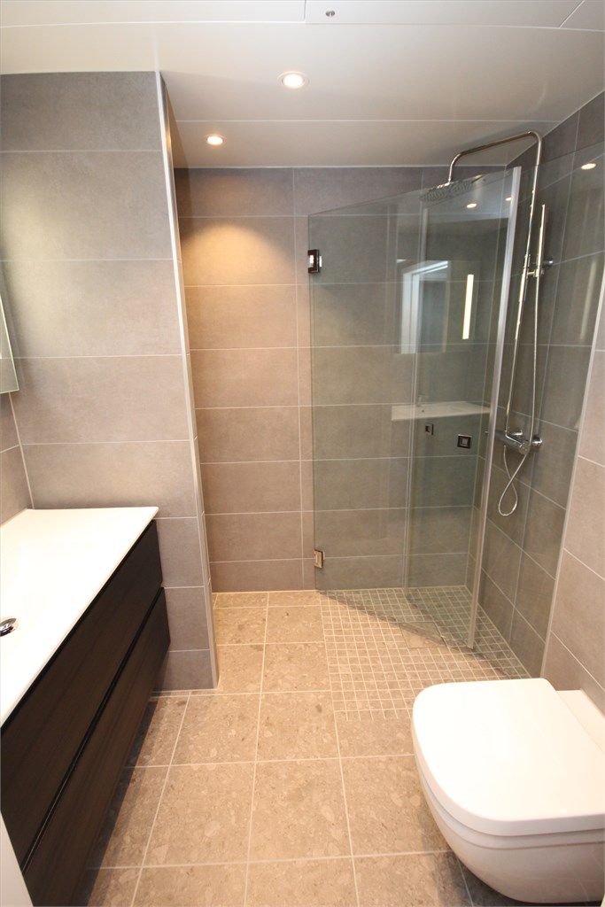 Lekkert flislagt bad.