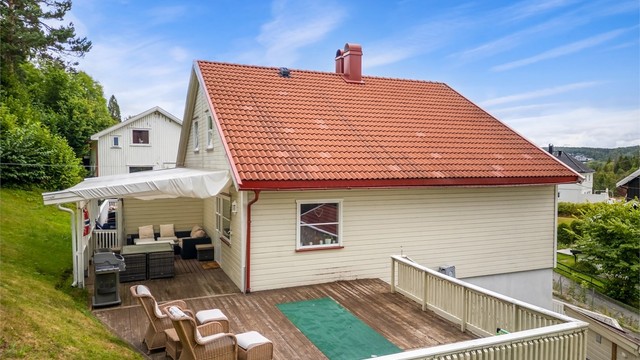 Den store terrassen (ikke byggemeldt) er bygget i trekonstruksjoner og har plass til flere sittegrupper.