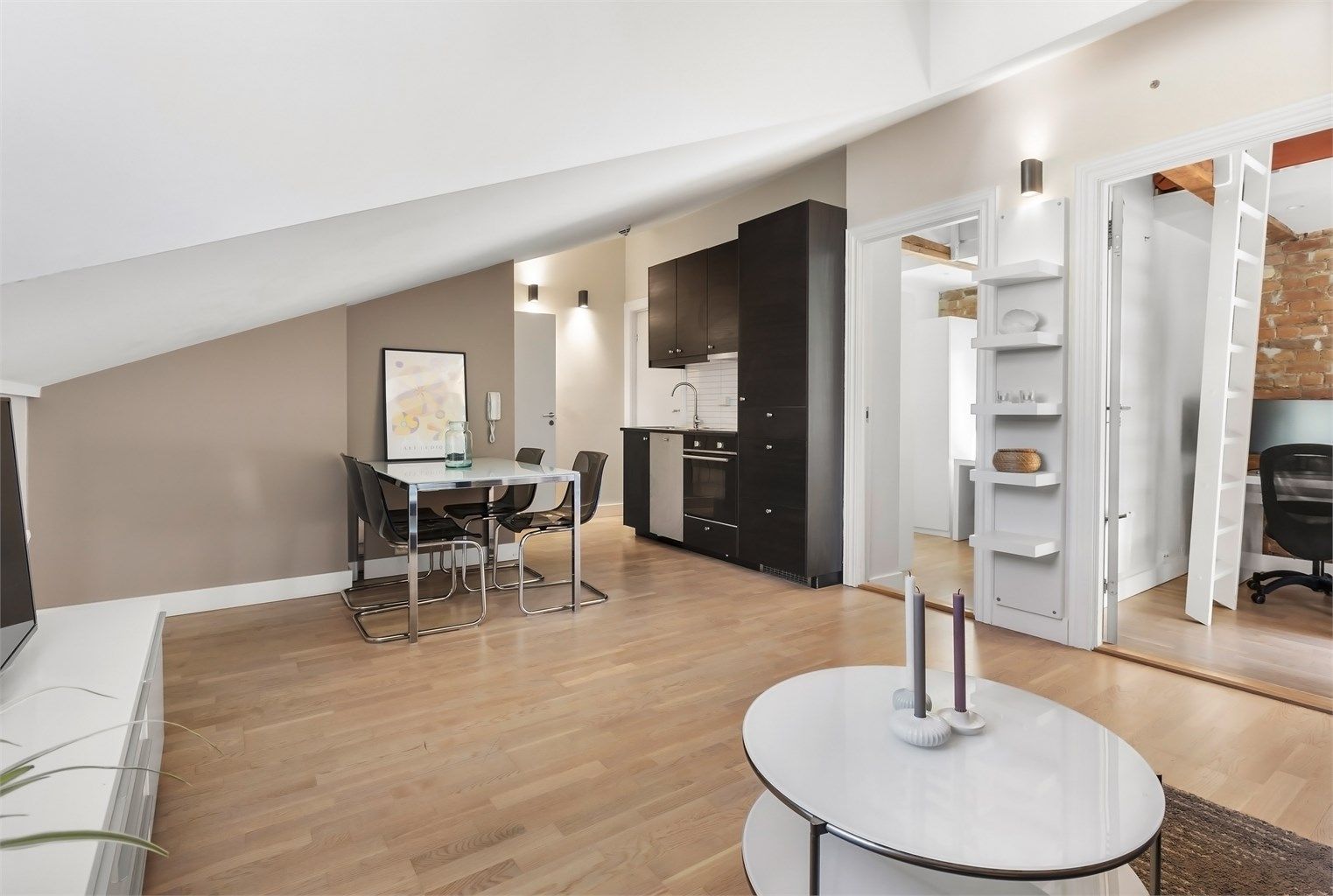 Lys og hyggelig stue med direkte inngang til begge soverommene