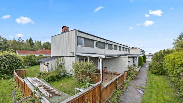 Selveier enderekkehus over tre plan med vestvendt hage og to terrasser.
Foto: Espen Edin Døhlen