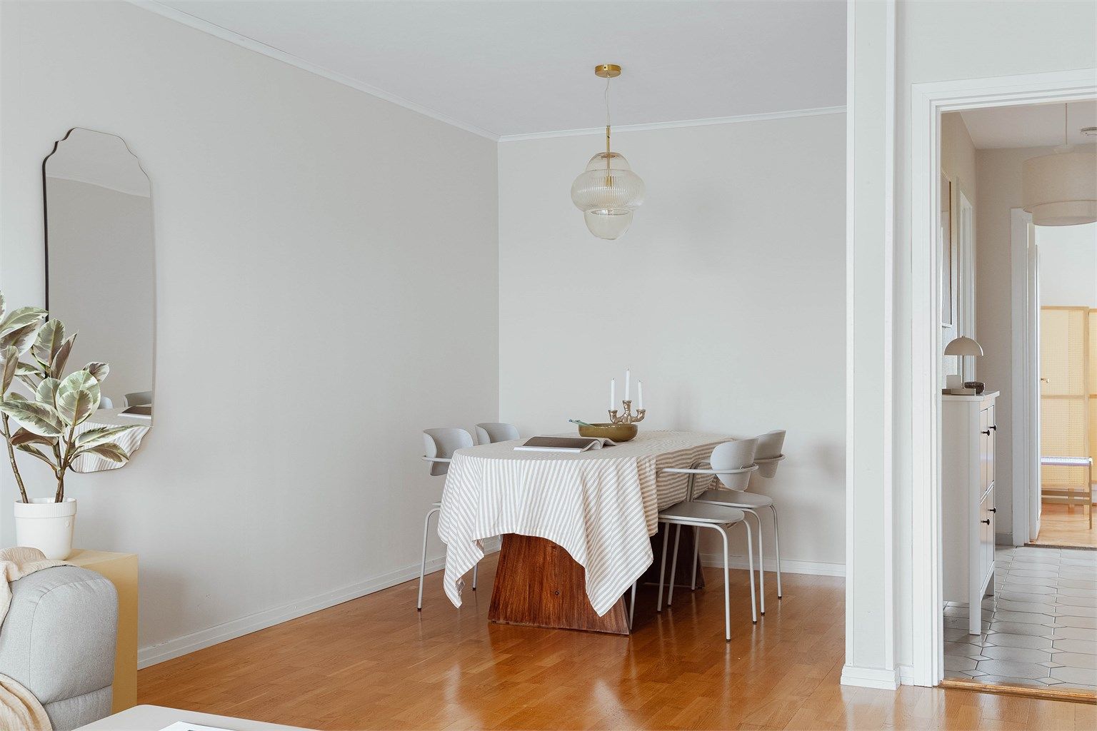 Spiseplassen er en naturlig del av stuen, med god plass til gjester.