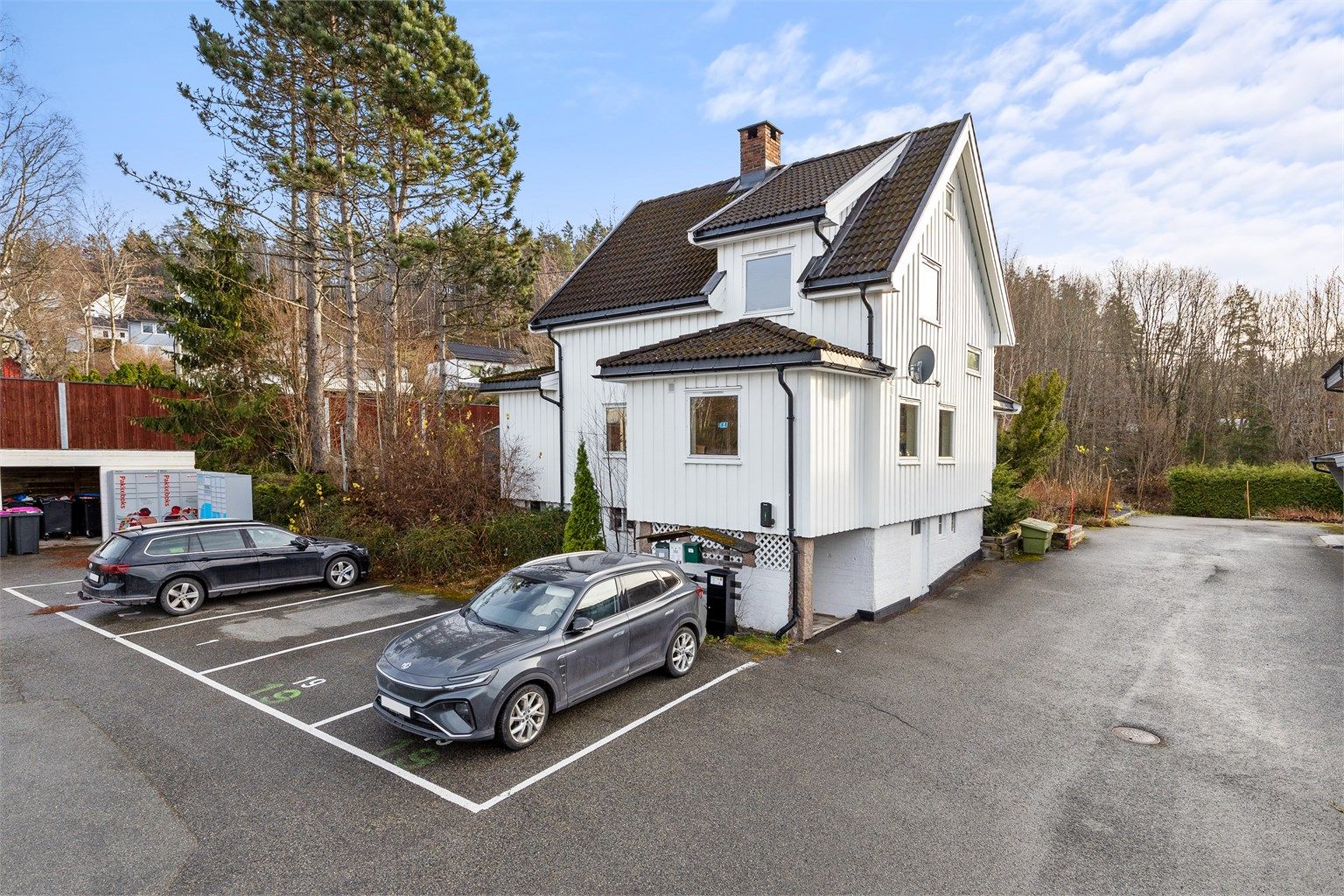 Her får du en lys og innholdsrik enebolig. Boligen har 4 soverom, stue og spisestue med god plass til stort spisebord og utgang til terrasse og hage.