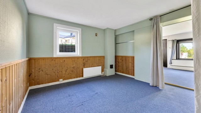Kjellerstuen har flere innredningsmuligheter. Kjelleren er ikke søkt om eller godkjent i kommunen.