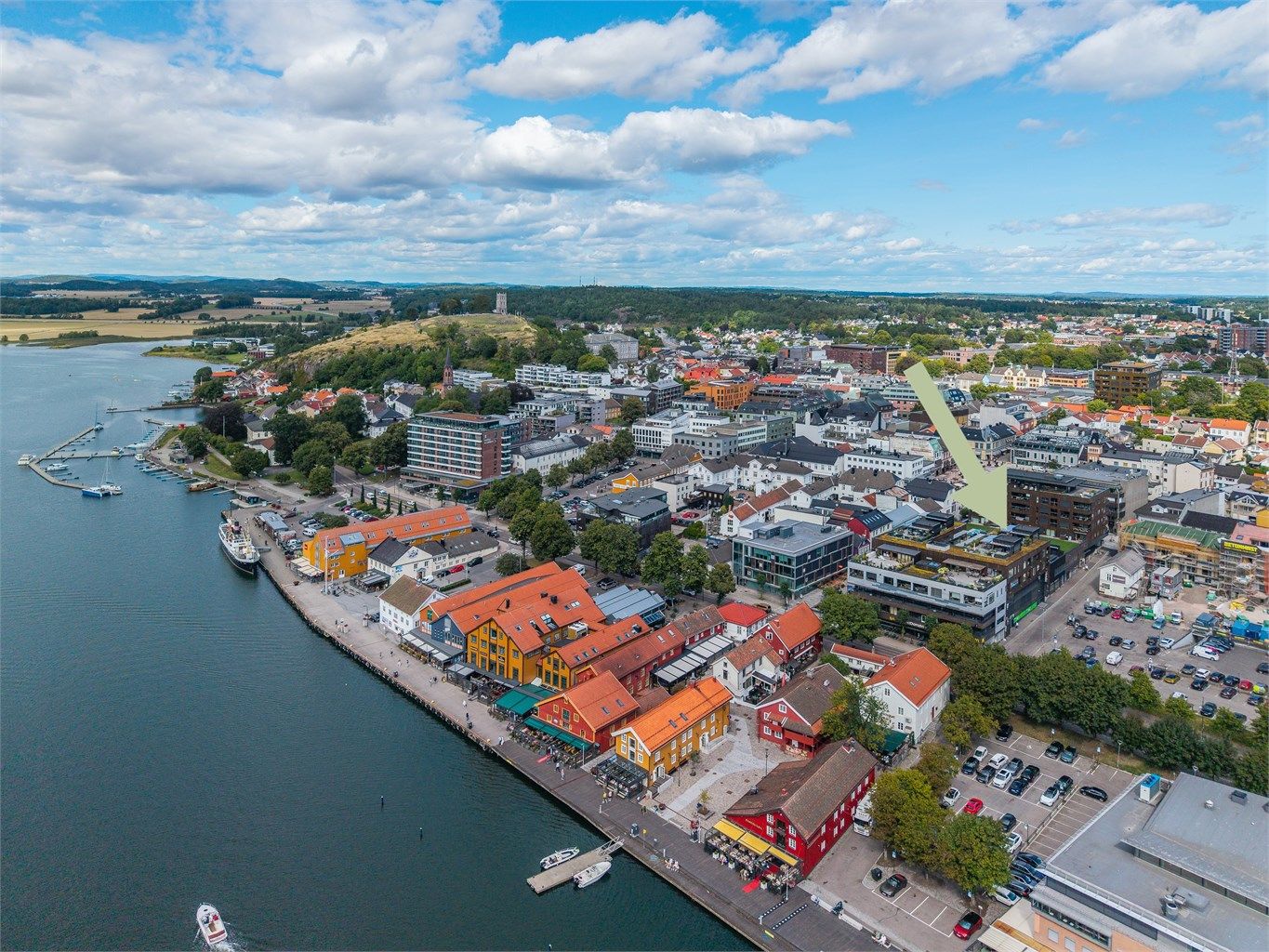 Attraktiv toppleilighet beliggende midt i hjerte av Tønsberg sentrum. Her har du alt hva man trenger rett på utsiden av døren.
