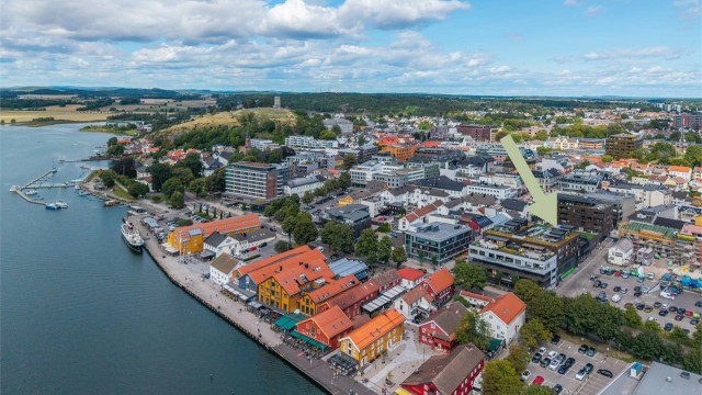 Attraktiv toppleilighet beliggende midt i hjerte av Tønsberg sentrum. Her har du alt hva man trenger rett på utsiden av døren.