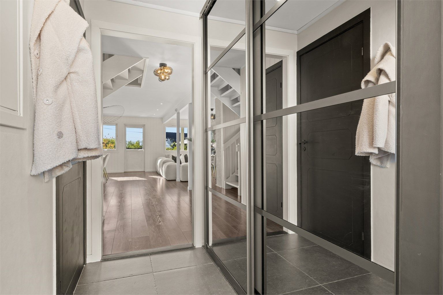 Entré med gulvfliser med gulvvarme og downlights i himling. Praktisk skyvedørsgarderobe med god garderobeplass. Elektronisk kodelås på ytterdøren