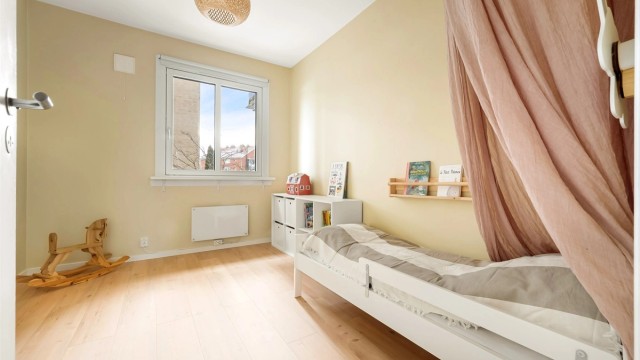 God plass til seng, garderobeskap og skrivebord.