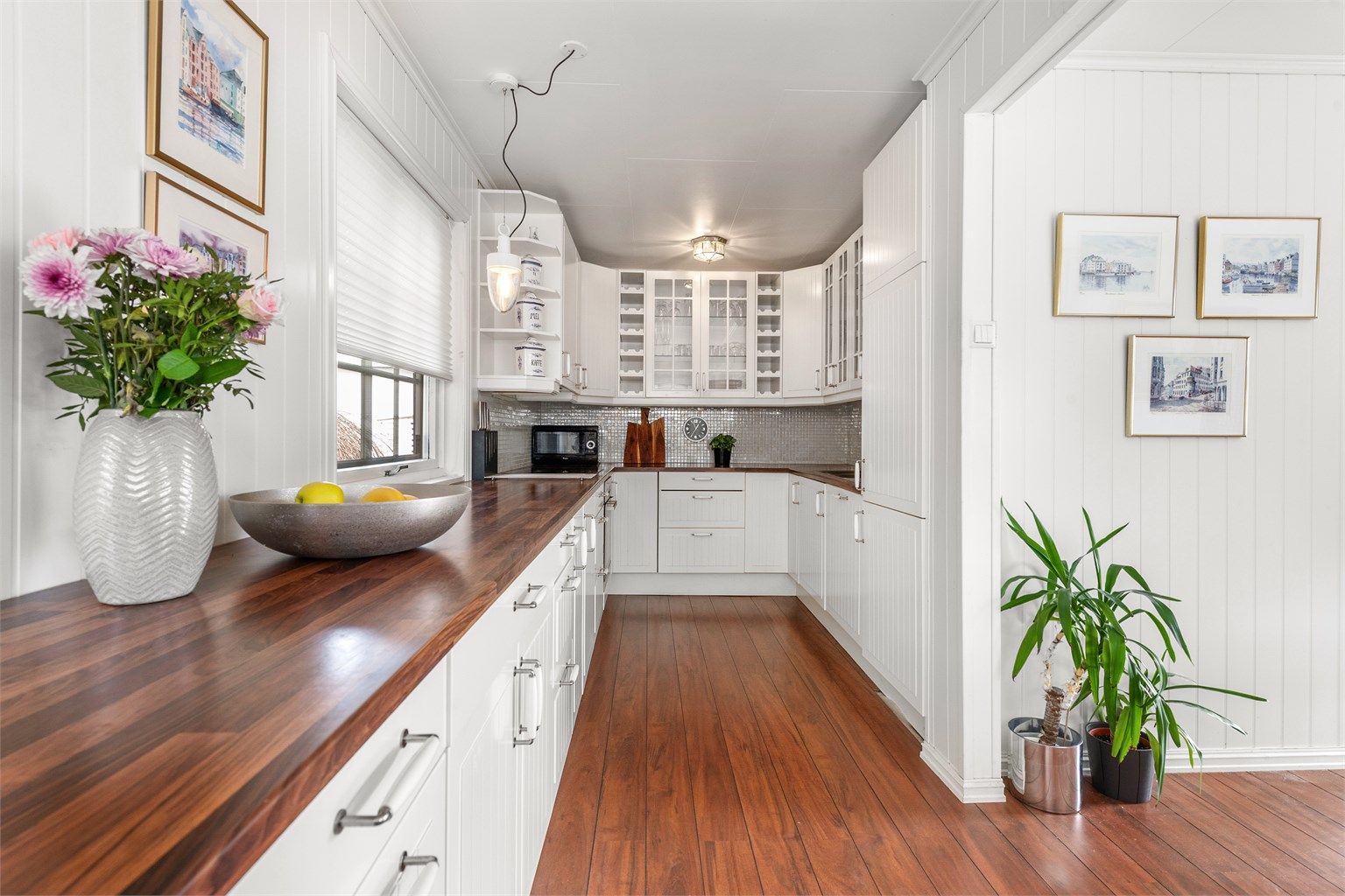 Kjøkkeninnredning fra Ikea med profilerte fronter, oppgradert i 2012. Her er det godt med både skap- og benkeplass.