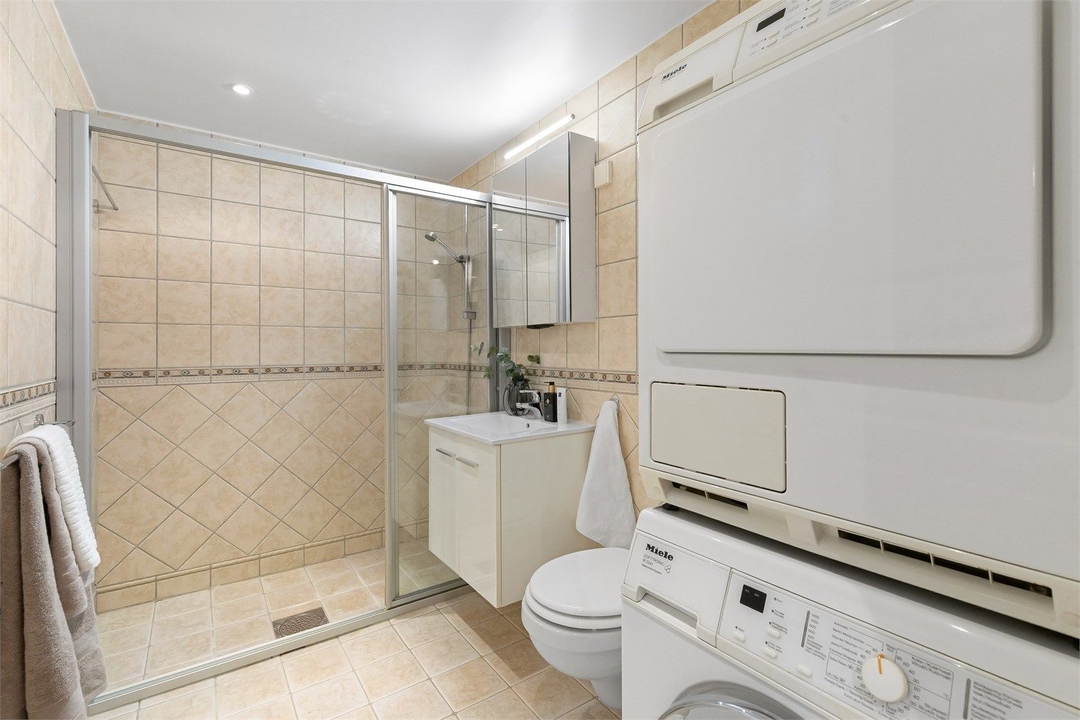 Baderommet har flislagt gulv med vannbåren gulvvarme for økt komfort.