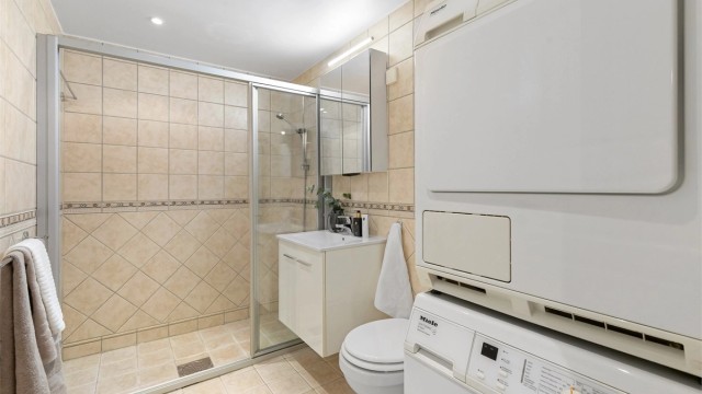 Baderommet har flislagt gulv med vannbåren gulvvarme for økt komfort.