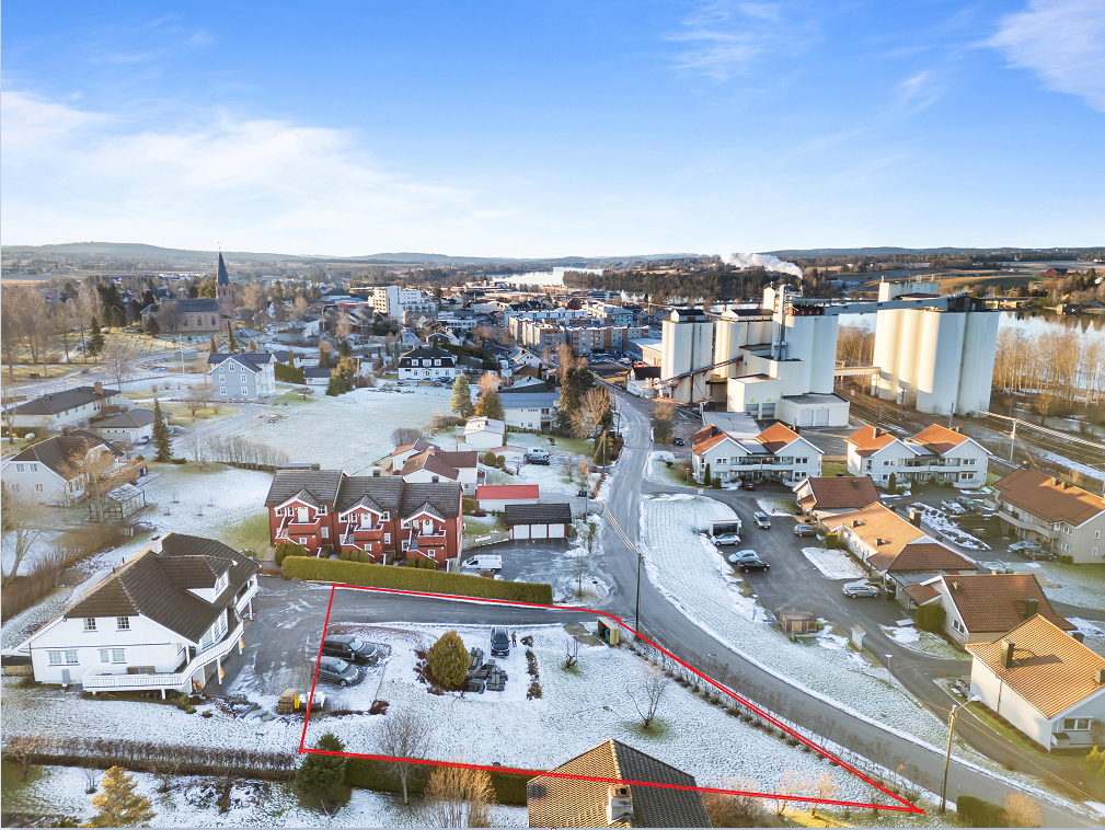 Sentral beliggenhet med umiddelbar nærhet til Årnes sentrum i Nes kommune. 