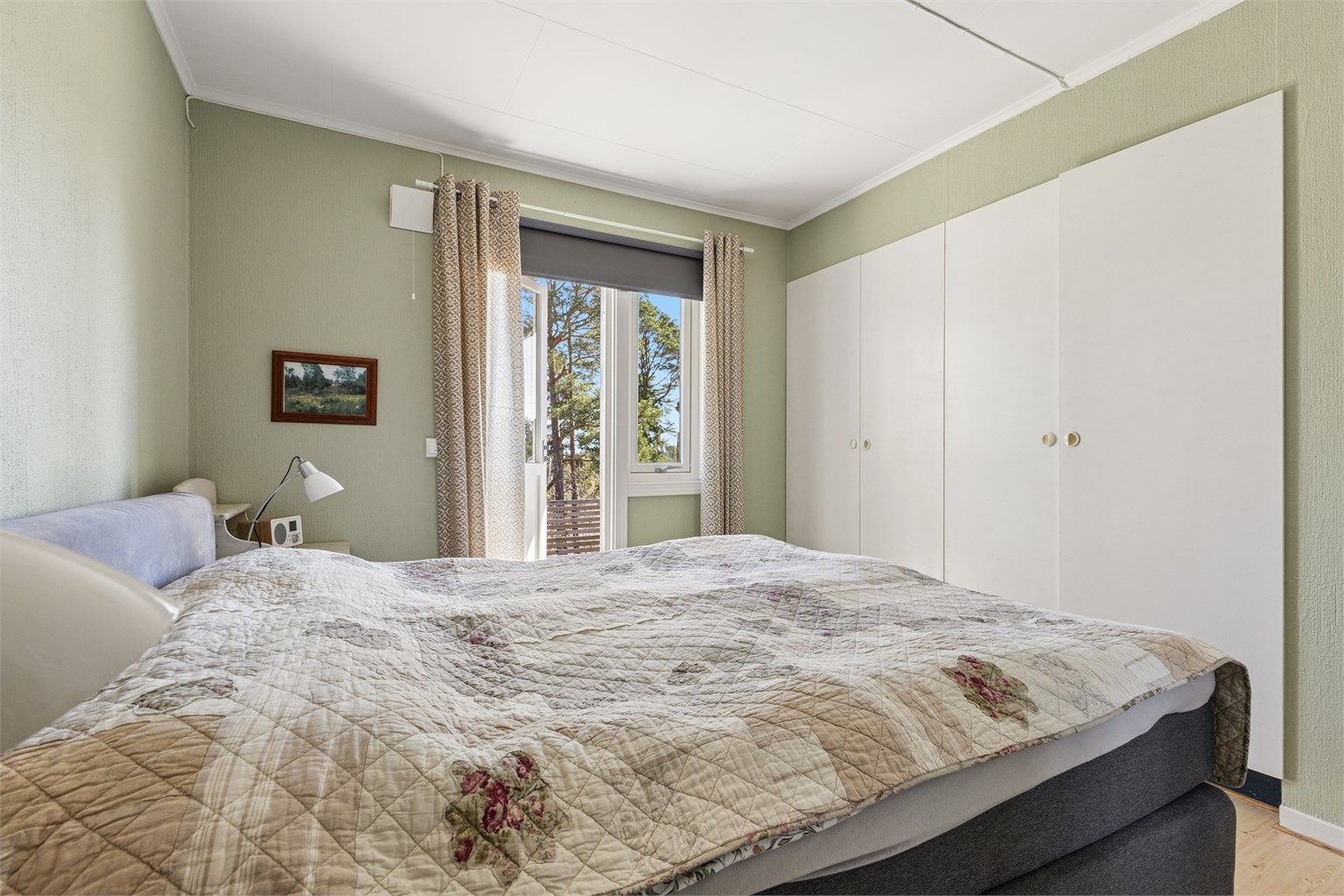 Soverommet har integrert garderoberekke med god oppbevaringsplass.