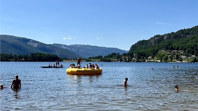 Om sommeren frister området med en nydelig opparbeidet badestrand.