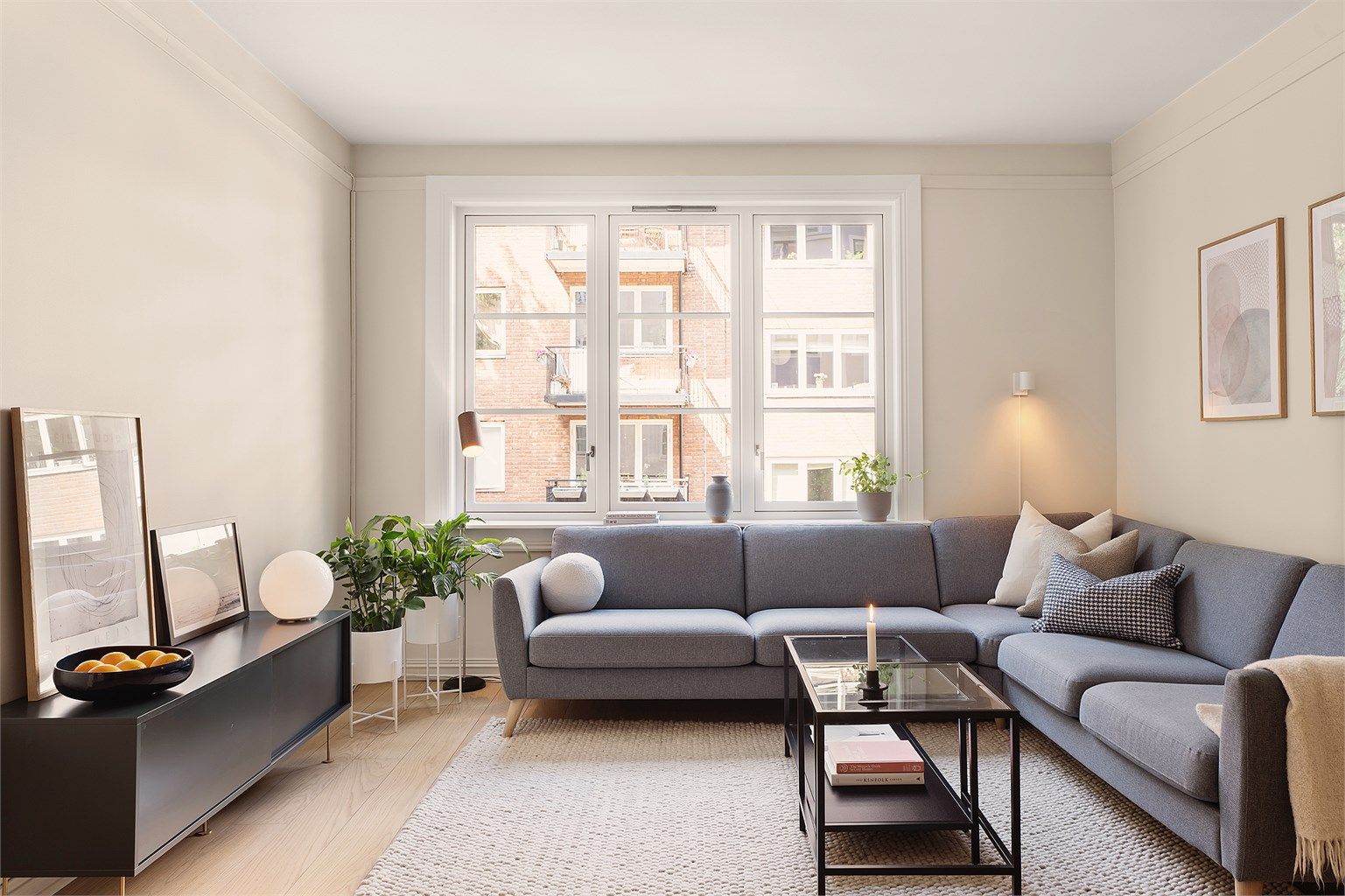 Stuen er romslig med plass til både sofa og spisebord