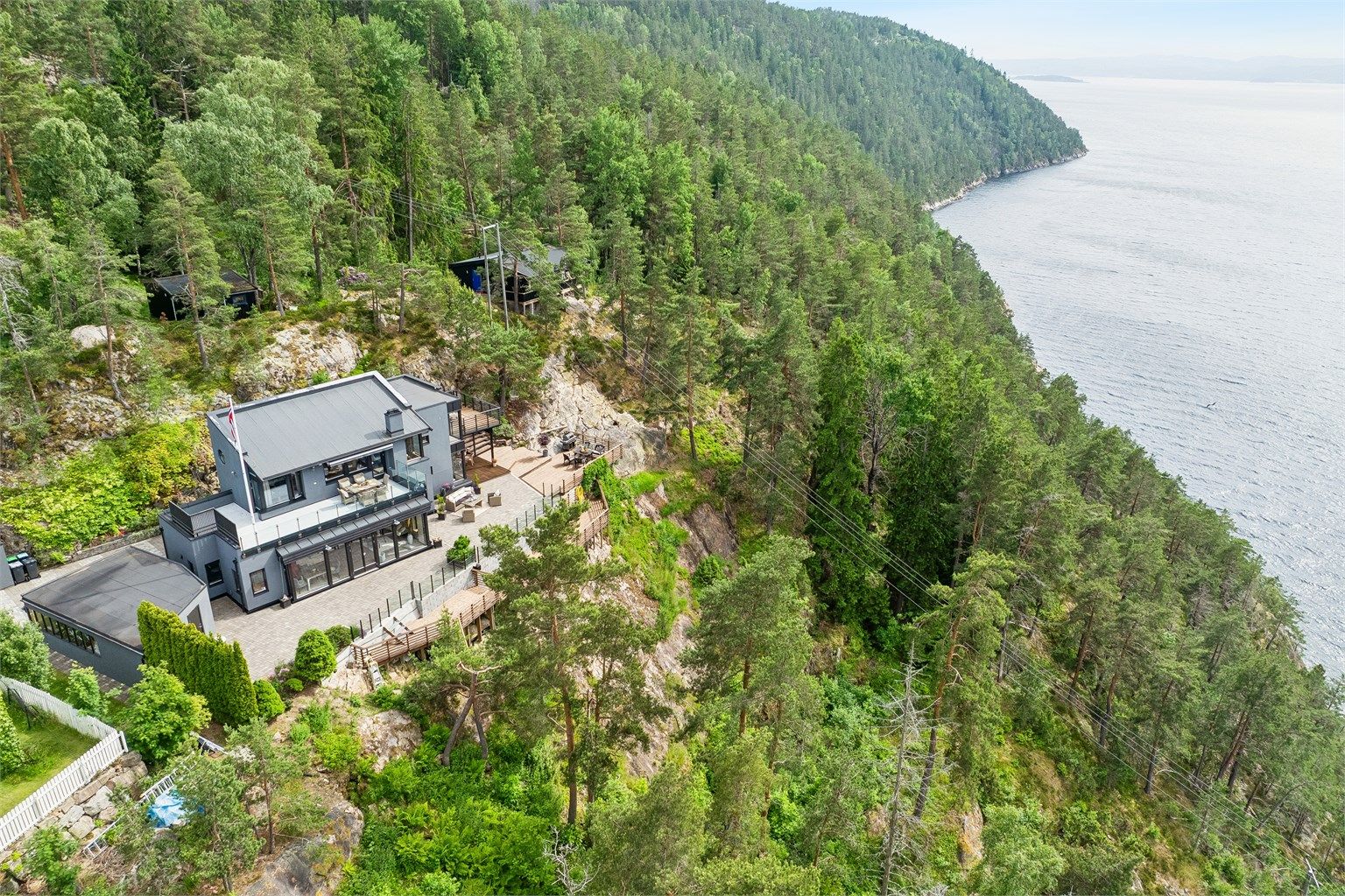Eiendommen ligger fantastisk til innerst i blindvei. 