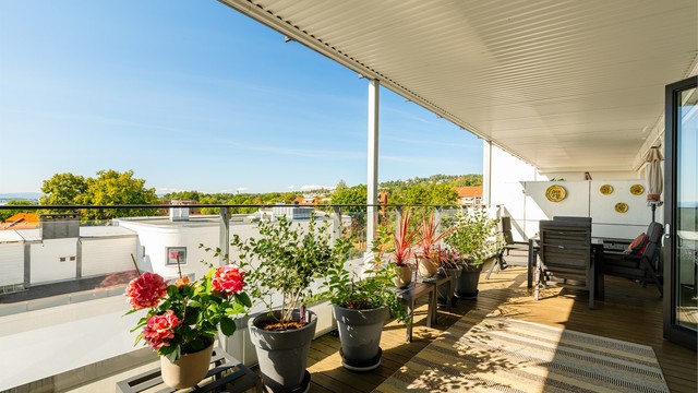 Balkongen er på hele 28 m2 og fungerer som en naturlig forlengelse av oppholdsrommet store deler av året.