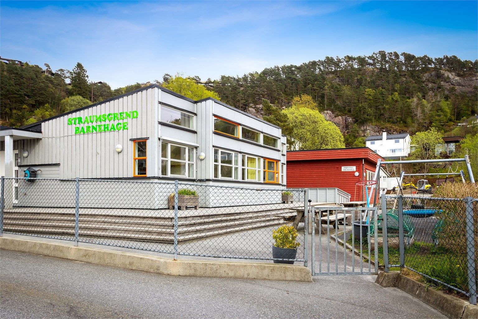 Straumsgrend barnehage ligger en kort spasertur fra eiendommen. Den befinner seg oppe i Stokkedalen