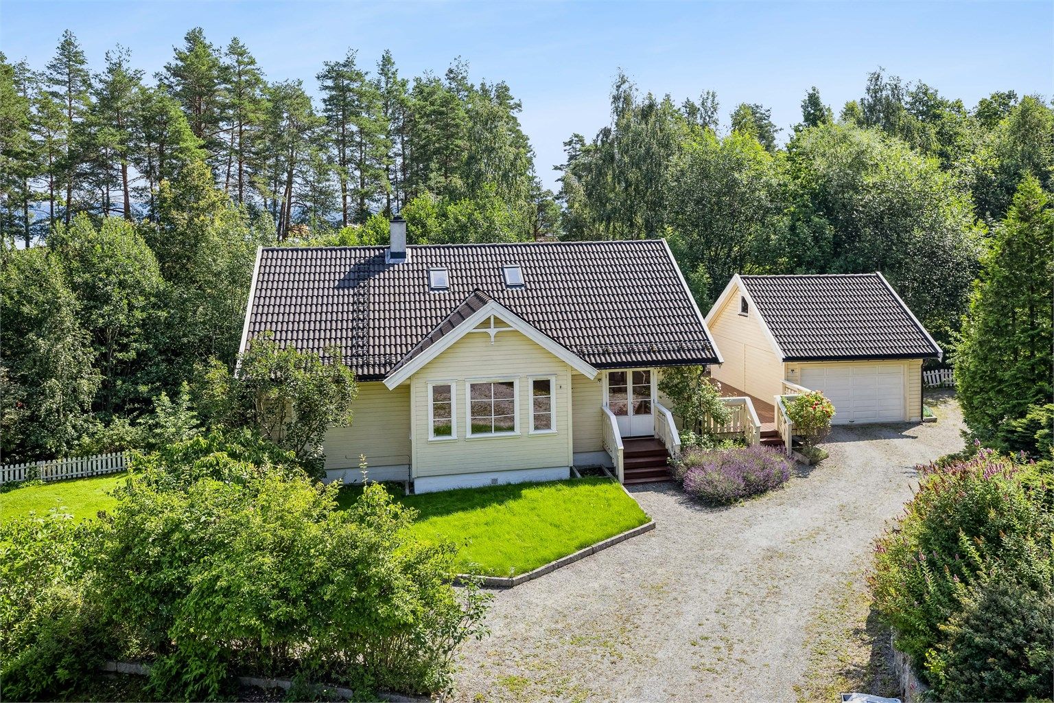 Hakkespettlia 18 er en særdeles innholdsrik enebolig på stor, flott og usjenert eiendom. 