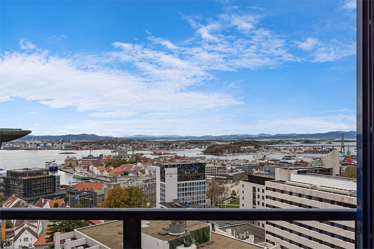 Langstrakt utsikt i flere retninger, blant annet mot vågen i Stavanger, er dette en unik mulighet. 