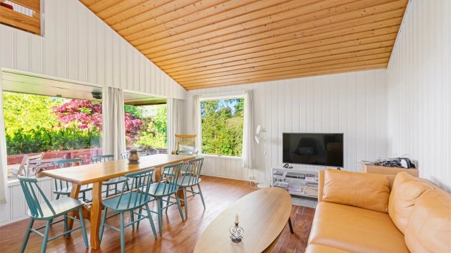 Her er det god plass til både sofagruppe og spisebord for hyggelige sammenkomster.