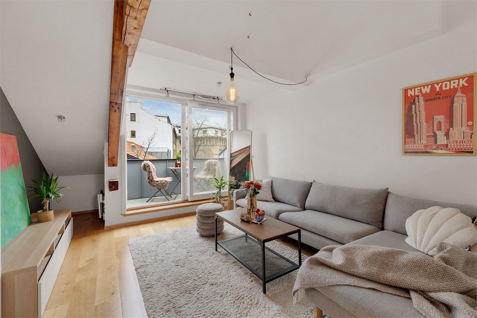 Leiligheten ligger i byggets loftsetasje, som sørger for et ekstra sjarmerende uttrykk med god takhøyde og synlige, originale bærebjelker.