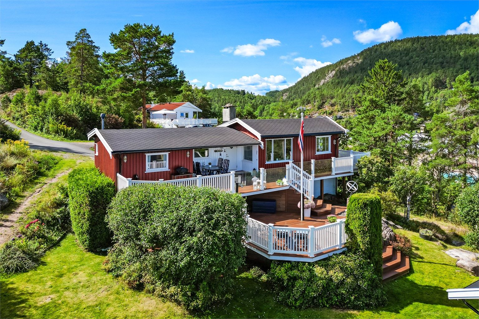 Uteplassene har sol fra soloppgang til ca. kl. 21.30 (midtsommerstid) iflg. selger. 