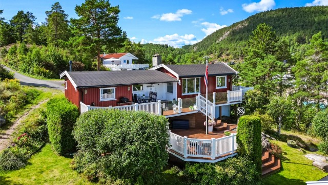 Uteplassene har sol fra soloppgang til ca. kl. 21.30 (midtsommerstid) iflg. selger.