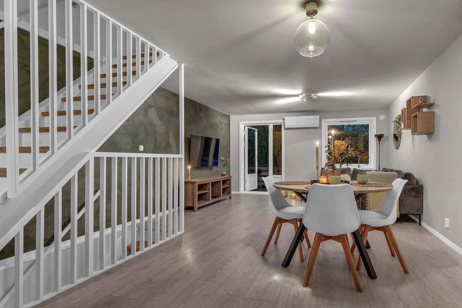 Eiendomsmegler Marius Stormfelt har gleden av å presentere Åbakken 3B, et rekkehus over 3 plan. To terrasser og hage. Boligen ligger i et svært barnevennlig område med kort vei til barnehage/skole, butikk, idrettshall, kollektivtrafikk mm. 