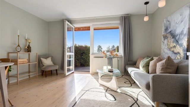 Velkommen til Fjordveien 51! En arealeffektiv og innbydende leilighet med direkte utgang til en herlig markterrasse.